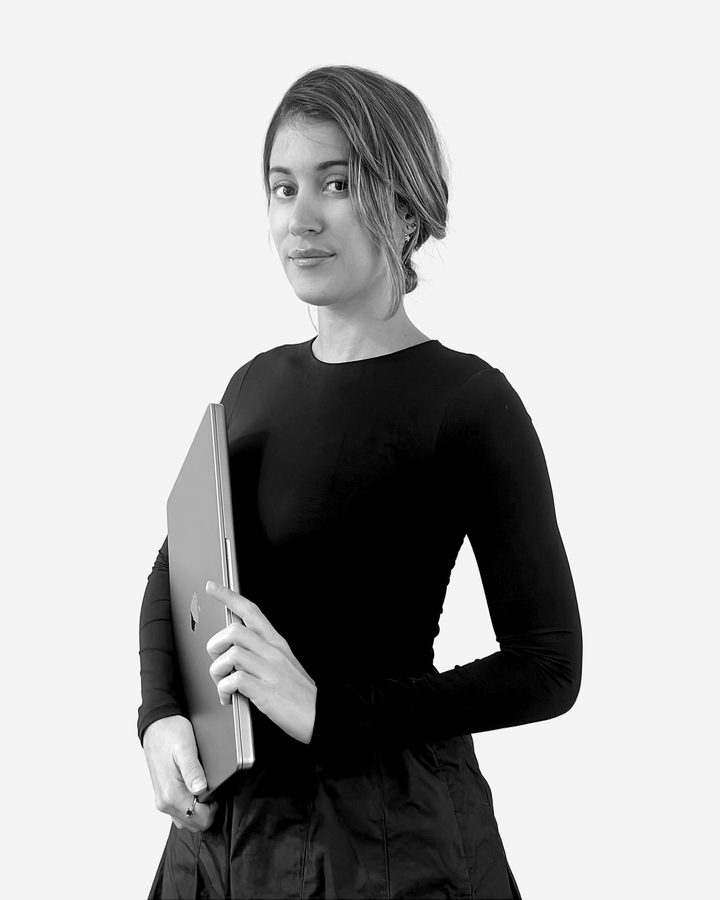 Jessica Silva Menéndez, abogada, con un ordenador portátil bajo el brazo